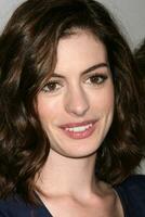 Anne hathaway en arrivant à le elles femmes dans Hollywood un événement à le quatre saisons Hôtel dans los angeles Californie en octobre 6 2008 photo