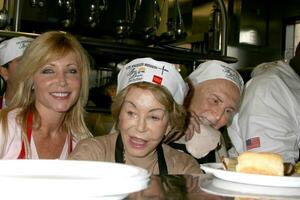 Pamela Bach hasselhoff Anne église Douglas à le la mission action de grâces alimentation de le sans abri dans los angeles Californie novembre 26 2008 photo