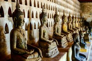 une rangée de Bouddha statues dans une temple photo