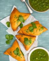 ai généré délicieux poulet samosa avec vert Chili sos et sec Chili sos gratuit photo