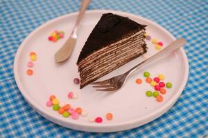 pièce de fait maison Chocolat crêpes gâteau sur une blanc assiette photo