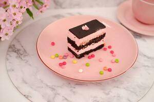 pièce de Chocolat gâteau sur rose assiette comme une Contexte photo