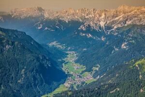 vue de toupet pordoi de pointe dans Dolomiti photo