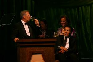 Kevin costner Mohammed Ali épouse Yolande bats toi nuit xiv jw Marriott recours phénix az avril 52008 photo