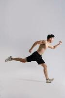image de asiatique Masculin athlète avec bien physique sur blanc Contexte photo
