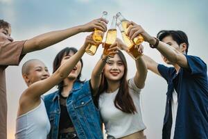 image de groupe de copains célébrer et en buvant Bière ensemble photo