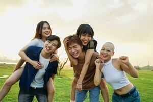 image de une groupe de Jeune asiatique gens en riant Heureusement ensemble photo