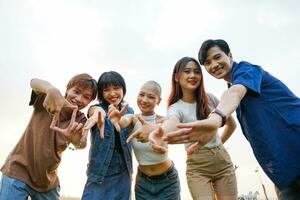 image de une groupe de Jeune asiatique gens en riant Heureusement ensemble photo