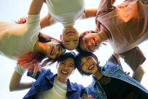 image de une groupe de Jeune asiatique gens en riant Heureusement ensemble photo