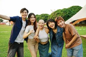 image de une groupe de Jeune asiatique gens en riant Heureusement ensemble photo