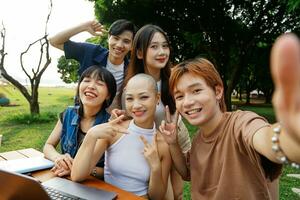 image de une groupe de asiatique élèves en train d'étudier ensemble photo