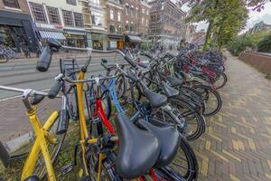 image de une parking zone avec beaucoup Vélos photo