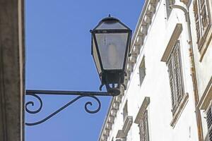 image de une historique rue lampe sur une maison mur photo