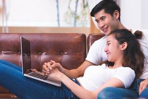 jeunes couples asiatiques utilisant un ordinateur portable. concept d'amoureux et de couples