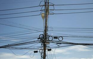 électrique fils et la communication câbles sur poteaux donc beaucoup emmêlé sammarath pouvez être a trouvé dans Thaïlande. photo