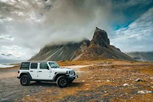 de mauvaise humeur eystrahorn ou krossasnesfjall Montagne avec brumeux couvert et 4x4 voiture garé dans été à Islande photo