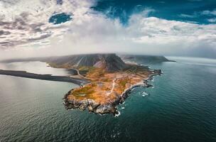 eystrahorn promontoire ou krossasnesfjall Montagne intervalle avec brumeux couvert parmi péninsule dans été à Islande photo