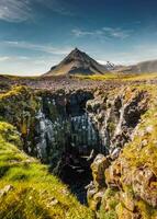 stapafel volcanique Montagne plus de mouette nid trou dans été à Snaefellsnes péninsule, Islande photo