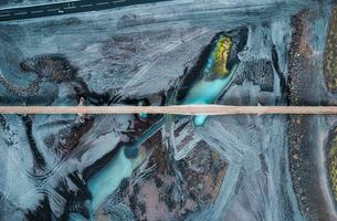 Autoroute route par éloigné région sauvage et glacier rivière dans été photo