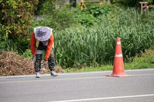 ouvrier portant uniforme est rayures avec mesure sur le route photo