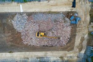 Jaune Tractopelle chargeur sur tas rochers à construction site photo