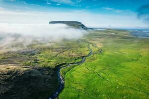 ancien vallée avec volcanique Montagne et brouillard dans éloigné région sauvage dans été photo