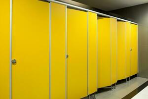 toilette salle de bains Jaune porte ouvert et proche photo