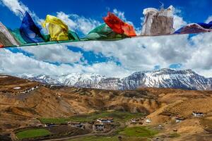 bouddhiste drapeaux dans ciel photo