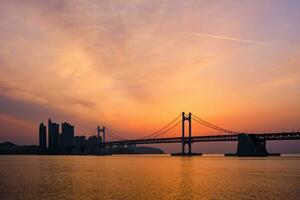 gwangan pont sur lever du soleil. Busan, Sud Corée photo