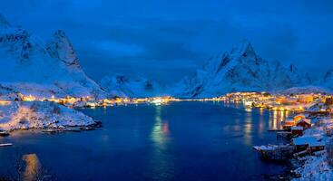 reine village à nuit. lofoten îles, Norvège photo