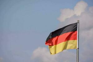 le allemand drapeau est en volant haute dans le ciel photo