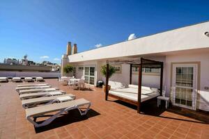 le toit terrasse de une blanc maison avec Soleil chaises longues photo