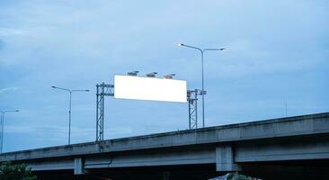 vide blanc panneaux d'affichage sur ville des rues pour La publicité le long de le routes. photo