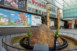 nara ville, jp, 2019 - bronze statue de moine dans de face de nara gare. gyoki a été une Japonais bouddhiste prêtre dans nara période. il contribué beaucoup de les temples et Publique travaux dans Japon. photo