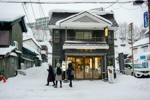 Hokkaido ville, jp, 2018 - paysage vue de petit et ancien Japonais sac boutique sur hiver lourd neige journée. photo