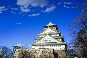 Osaka ville, jp, 2019 - vue de Osaka Château sur brillant bleu ciel avec des nuages Contexte. photo