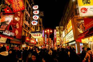 Osaka ville, jp, 2019 - paysage vue de ville nuit la vie à Shinsekai zone avec Japonais restaurant néon panneaux. Shinsekai zone est un de touristique populaire destination dans Osaka ville. photo