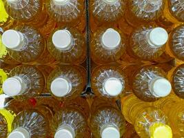 Haut vue et fermer bouteilles de cuisine pétrole sur étagères et vendre dans supermarché. photo