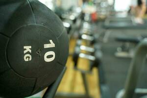 fermer poids nombre de haltères dans le Gym sur flou Contexte photo