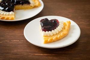 Tarte au fromage aux bleuets sur plaque blanche photo