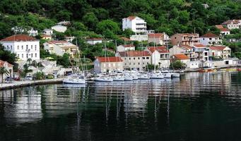 Réflexions du village dans la baie de Kotor photo