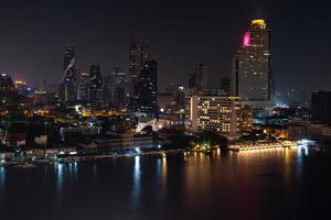 paysage urbain de bangkok et de la rivière chao phraya la nuit photo