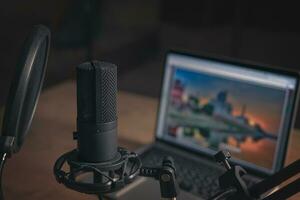 Accueil studio pour podcasts. grand noir microphone, carnet et des cahiers sur tableau. fermer. cinématique style photo