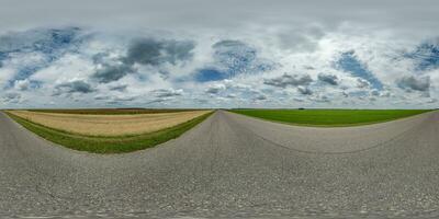 sphérique 360 hdri panorama sur vieux asphalte route parmi des champs avec des nuages et Soleil sur bleu ciel dans équirectangulaire sans couture projection, comme skydôme remplacement dans drone panoramiques, Jeu développement photo