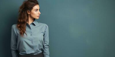 femme dans bleu chemisier permanent contre bleu mur. ai généré. photo