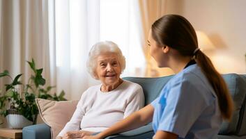 infirmière parlant à personnes âgées patient. ai généré. photo