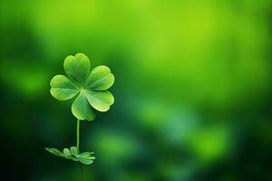 vert trèfle feuilles sur une foncé Contexte. Saint-Patrick journée. ai généré photo