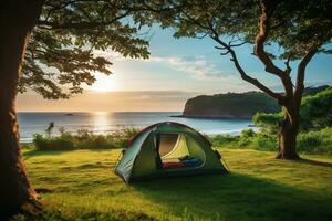 camping tente et camping équipement sur vert herbe avec mer vue Contexte ai généré photo
