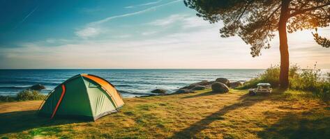 camping tente et camping équipement sur vert herbe avec mer vue Contexte ai généré photo