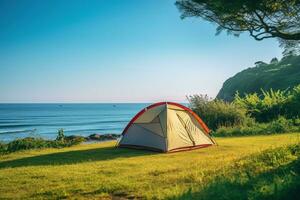 camping tente et camping équipement sur vert herbe avec mer vue Contexte ai généré photo